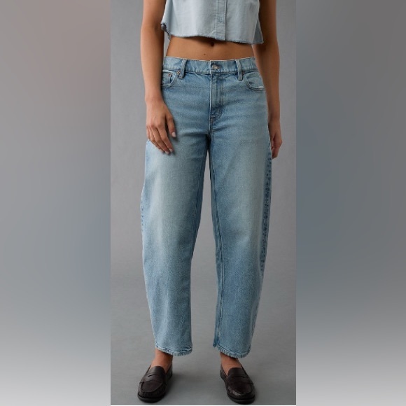 NWOT American Eagle Stretch Barrel Jeans in Skylight Size 8 - Picture 2 of 14